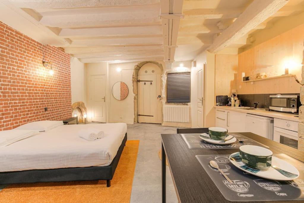 Industrial-Style Studio With Bathtub, Vieux-ليون المظهر الخارجي الصورة