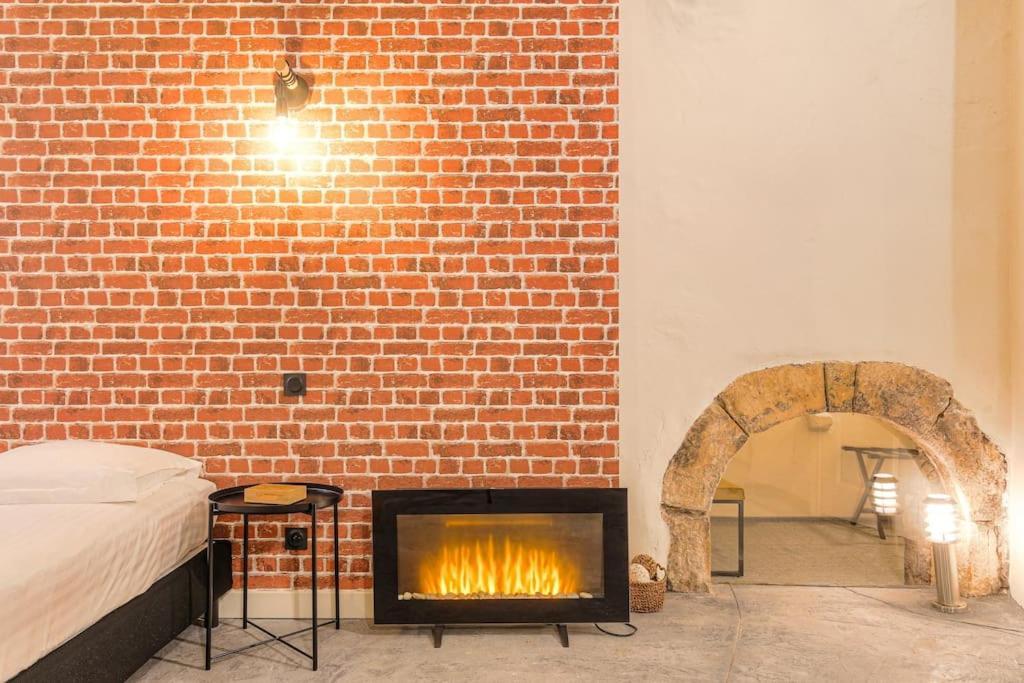 Industrial-Style Studio With Bathtub, Vieux-ليون المظهر الخارجي الصورة
