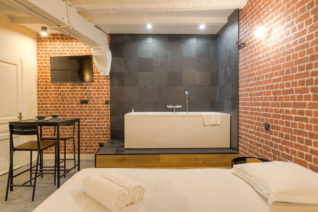 Industrial-Style Studio With Bathtub, Vieux-ليون المظهر الخارجي الصورة