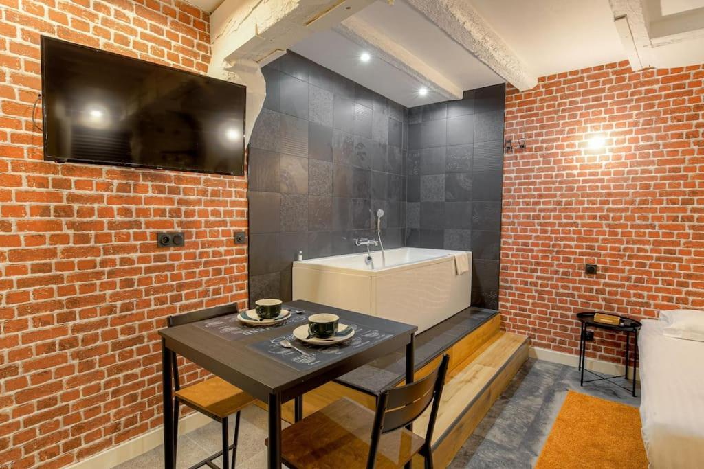Industrial-Style Studio With Bathtub, Vieux-ليون المظهر الخارجي الصورة