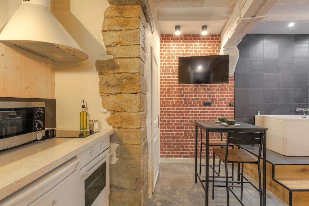 Industrial-Style Studio With Bathtub, Vieux-ليون المظهر الخارجي الصورة