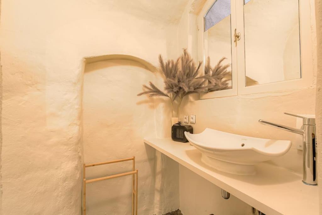 Industrial-Style Studio With Bathtub, Vieux-ليون المظهر الخارجي الصورة