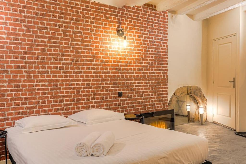 Industrial-Style Studio With Bathtub, Vieux-ليون المظهر الخارجي الصورة