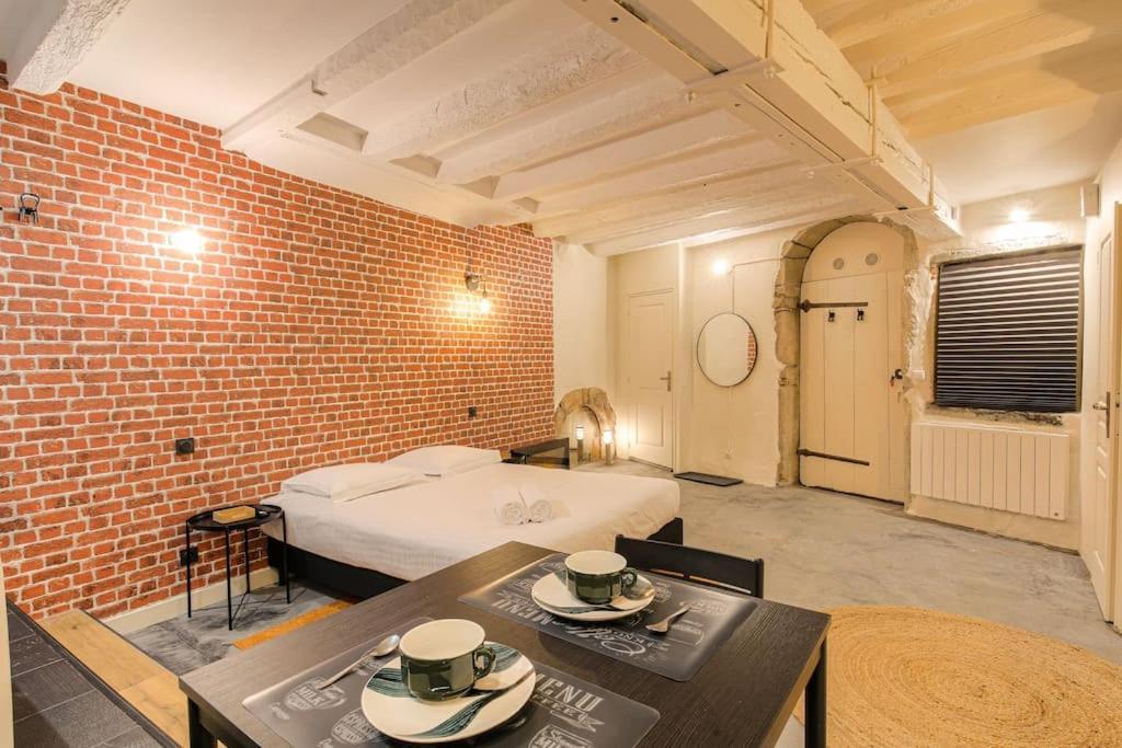 Industrial-Style Studio With Bathtub, Vieux-ليون المظهر الخارجي الصورة