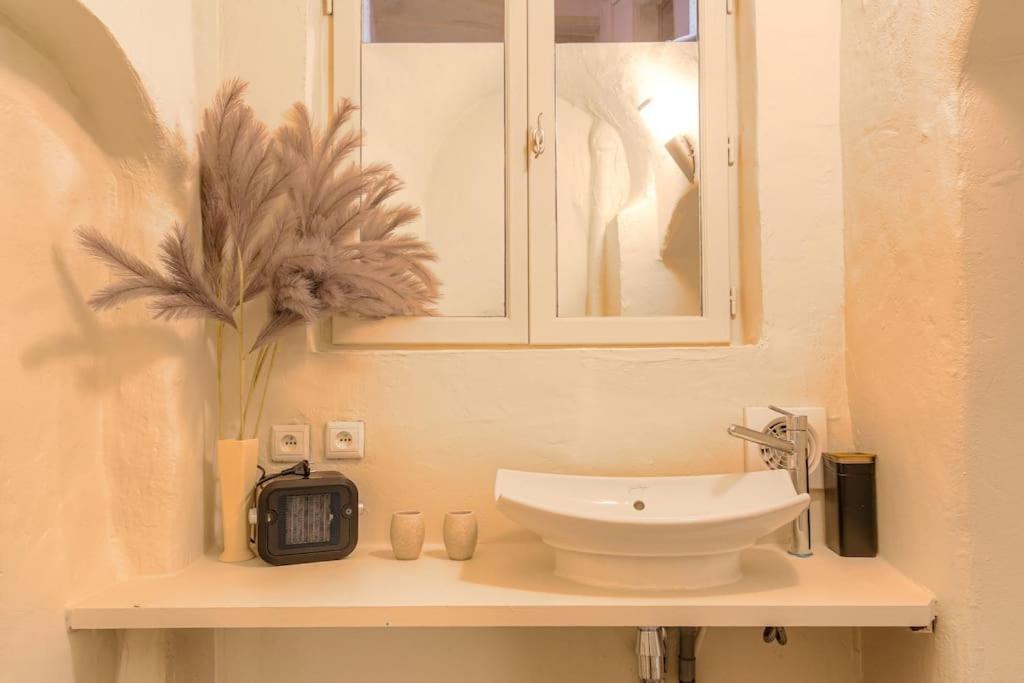 Industrial-Style Studio With Bathtub, Vieux-ليون المظهر الخارجي الصورة