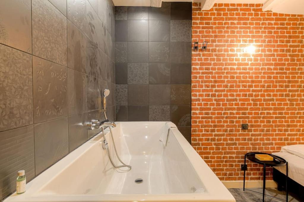 Industrial-Style Studio With Bathtub, Vieux-ليون المظهر الخارجي الصورة