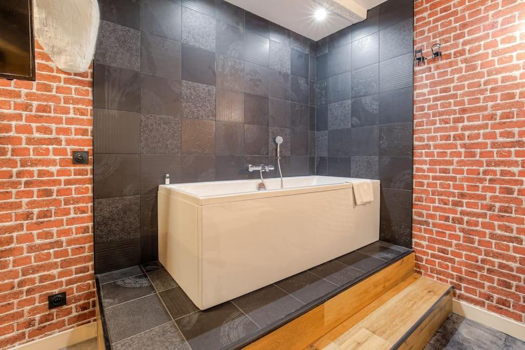 Industrial-Style Studio With Bathtub, Vieux-ليون المظهر الخارجي الصورة