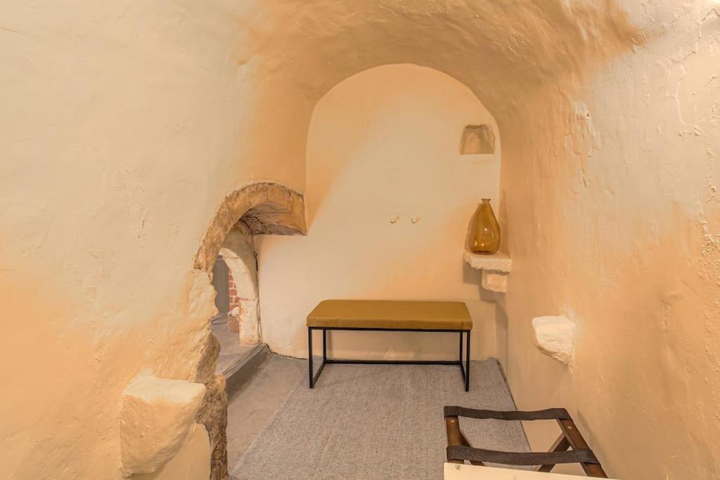 Industrial-Style Studio With Bathtub, Vieux-ليون المظهر الخارجي الصورة
