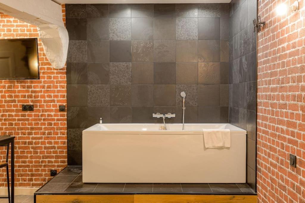 Industrial-Style Studio With Bathtub, Vieux-ليون المظهر الخارجي الصورة