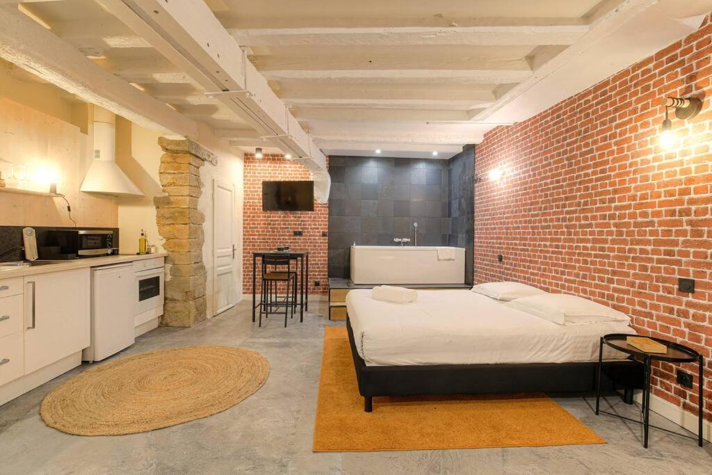 Industrial-Style Studio With Bathtub, Vieux-ليون المظهر الخارجي الصورة
